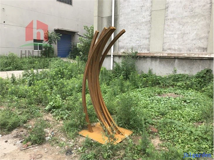 Escultura exterior gran d'acer corten patinat
