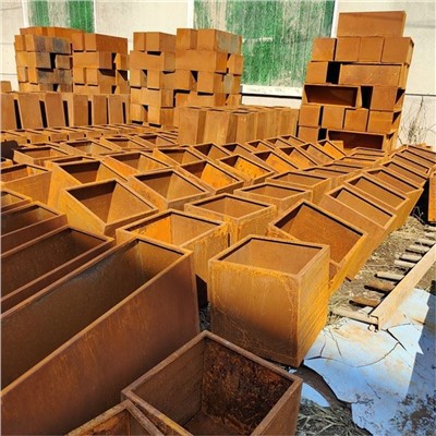 Jardinera rectangular moderna d'acer Corten a l'aire lliure