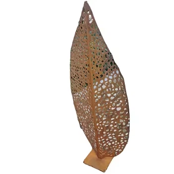 Escultura de fulla metàl·lica a l'aire lliure