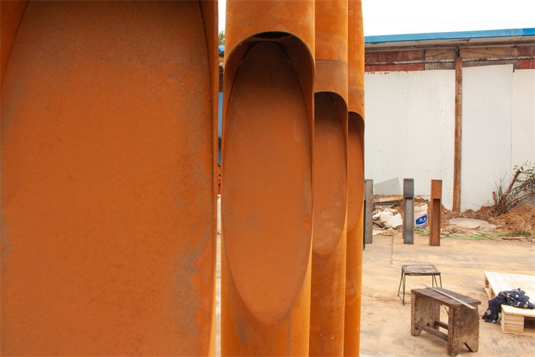 Weather-Resistant Corten Steel LED Bollard Lamp Round Column Design factory